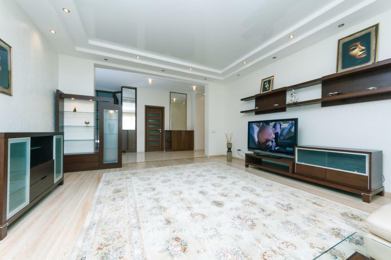 3 Комнатные Апартаменты В Центре Печерска Kiew Exterior foto